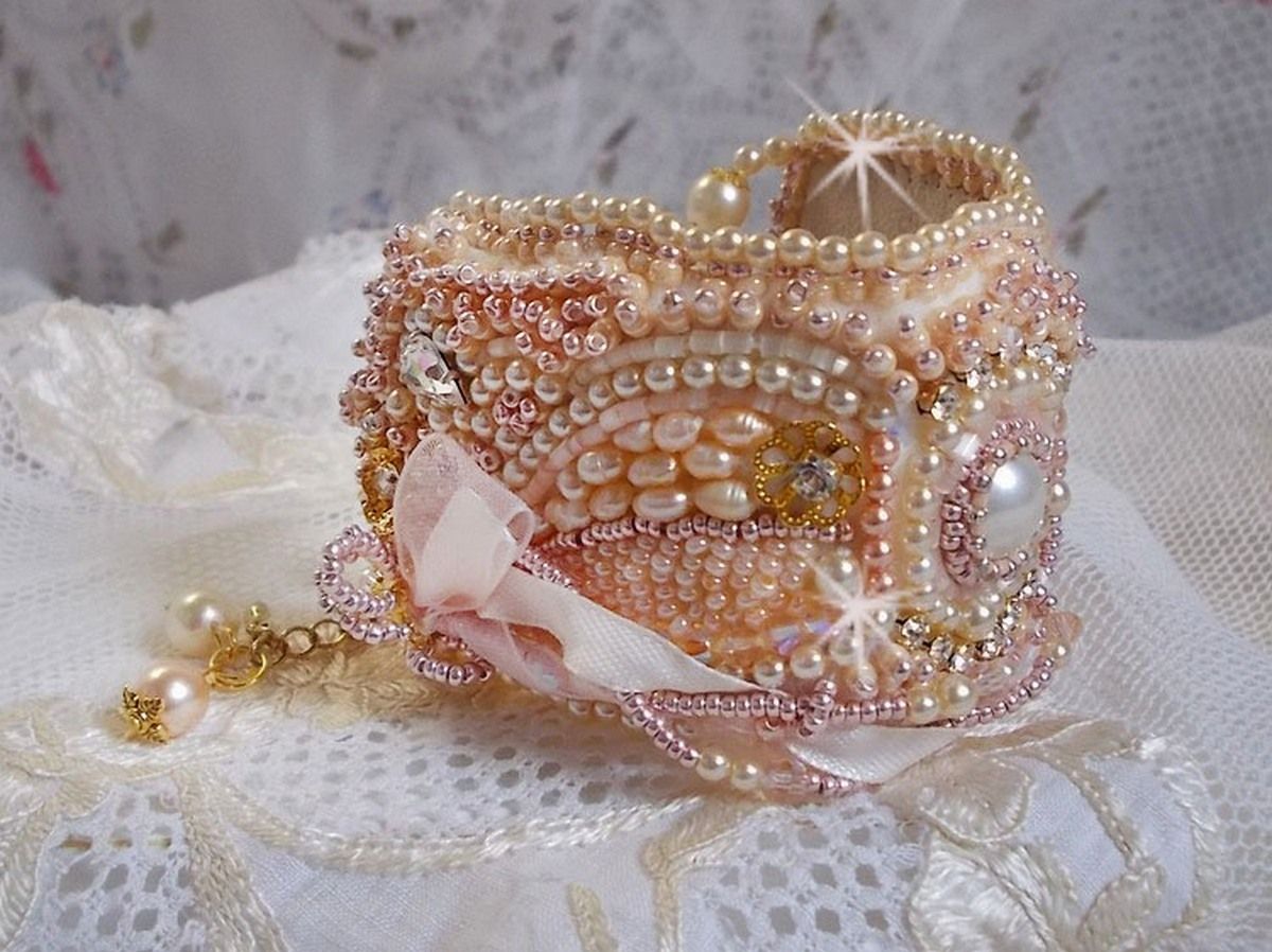 Pulseira em pó de arroz bordada com pérolas cultivadas em água doce, pérolas, contas de sementes e cristais Swarovski