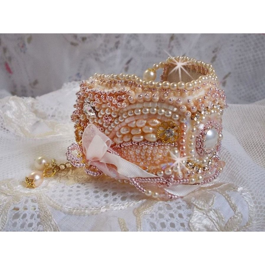 Pulseira em pó de arroz bordada com pérolas cultivadas em água doce, pérolas, contas de sementes e cristais Swarovski
