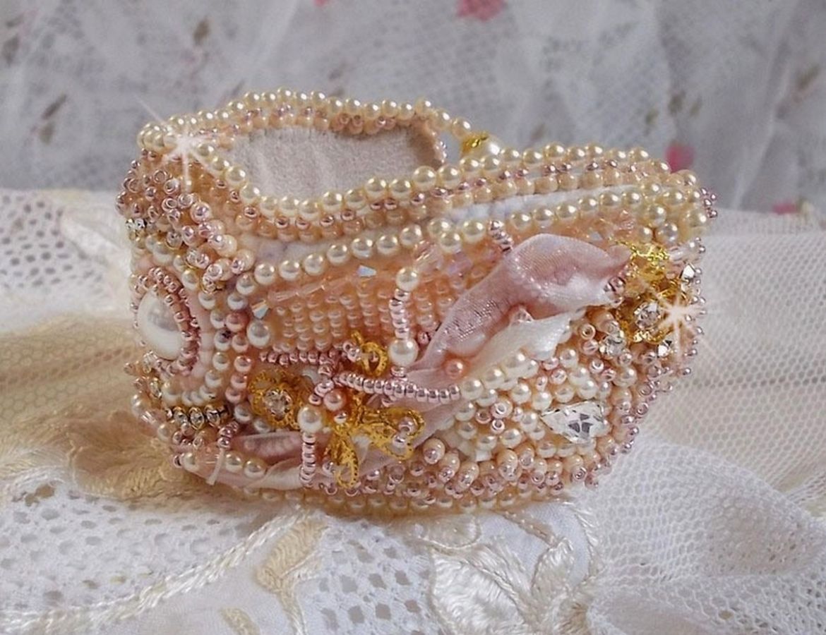 Pulseira em pó de arroz bordada com pérolas cultivadas em água doce, pérolas, contas de sementes e cristais Swarovski