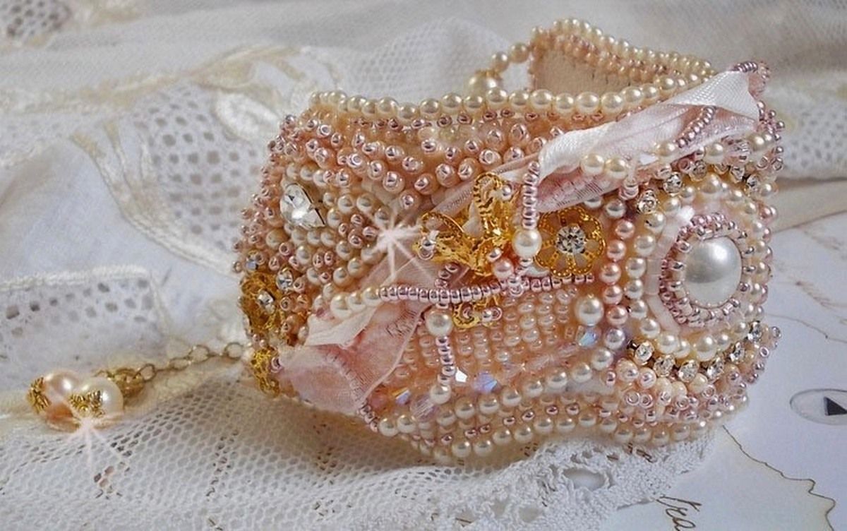 Pulseira em pó de arroz bordada com pérolas cultivadas em água doce, pérolas, contas de sementes e cristais Swarovski