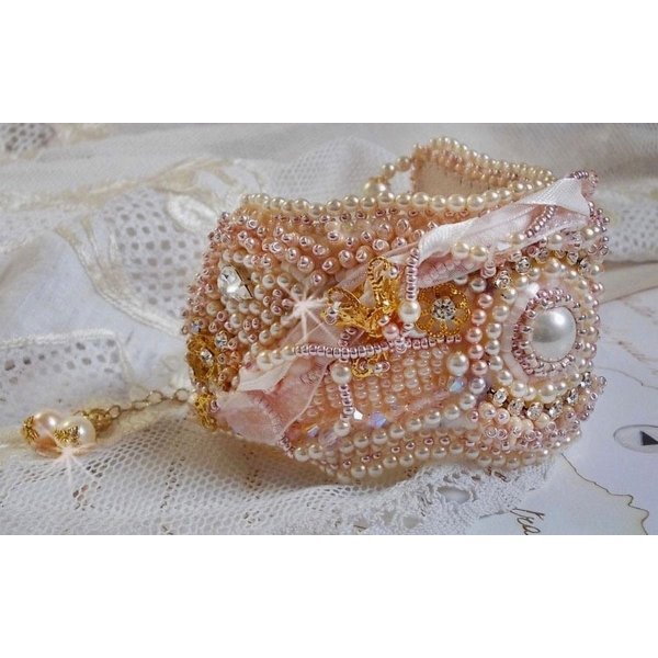 Pulseira em pó de arroz bordada com pérolas cultivadas em água doce, pérolas, contas de sementes e cristais Swarovski