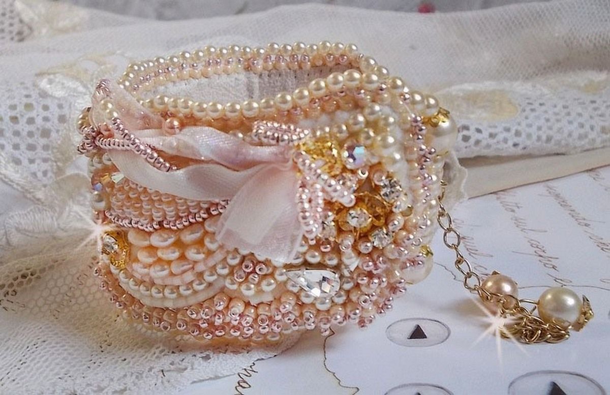 Pulseira em pó de arroz bordada com pérolas cultivadas em água doce, pérolas, contas de sementes e cristais Swarovski