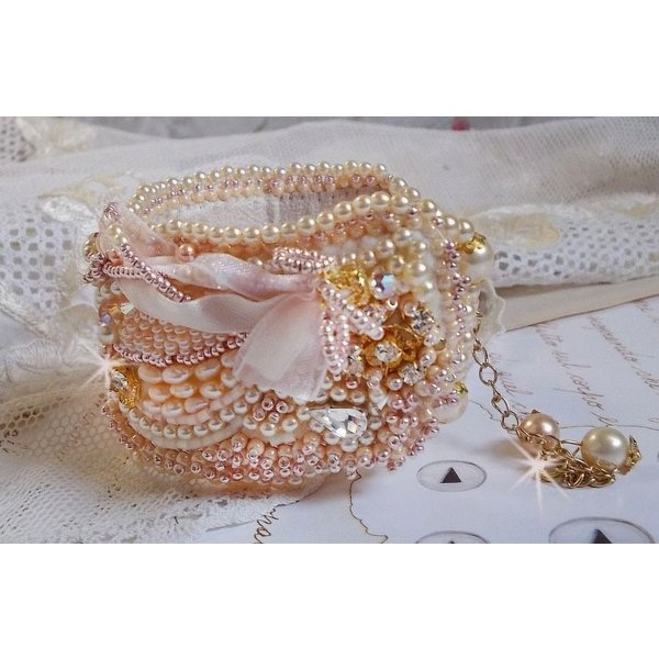 Pulseira em pó de arroz bordada com pérolas cultivadas em água doce, pérolas, contas de sementes e cristais Swarovski