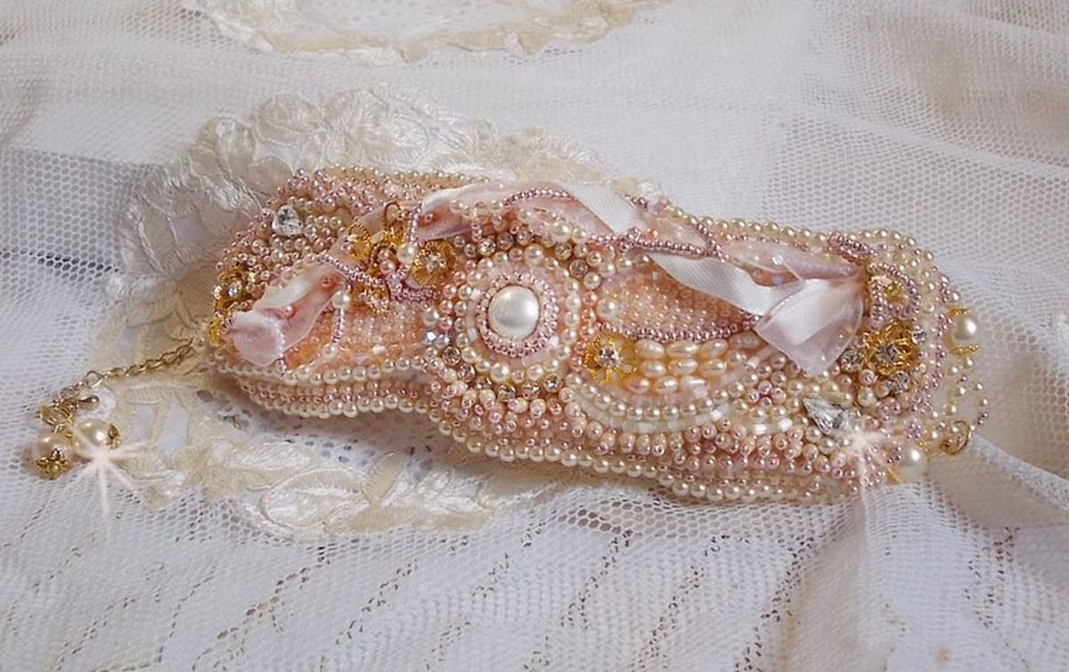 Pulseira em pó de arroz bordada com pérolas cultivadas em água doce, pérolas, contas de sementes e cristais Swarovski