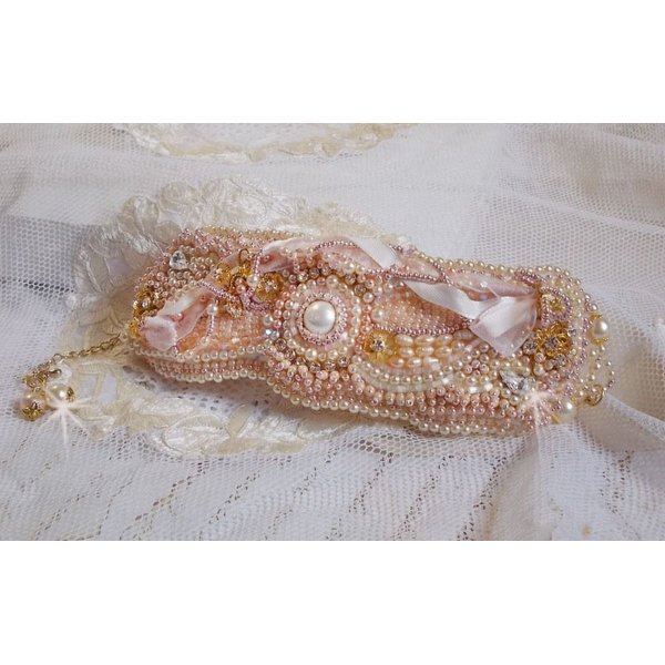 Pulseira em pó de arroz bordada com pérolas cultivadas em água doce, pérolas, contas de sementes e cristais Swarovski
