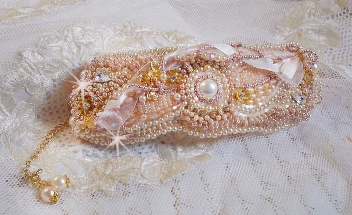 Pulseira em pó de arroz bordada com pérolas cultivadas em água doce, pérolas, contas de sementes e cristais Swarovski