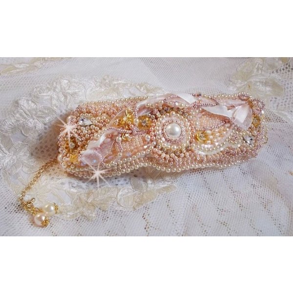 Pulseira em pó de arroz bordada com pérolas cultivadas em água doce, pérolas, contas de sementes e cristais Swarovski