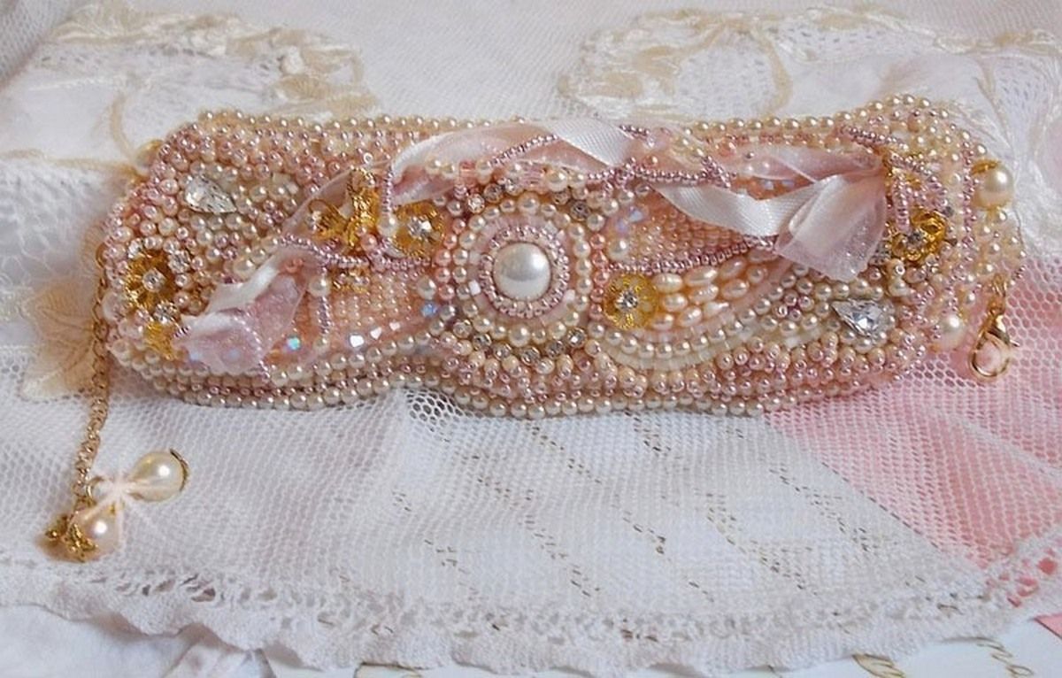 Pulseira em pó de arroz bordada com pérolas cultivadas em água doce, pérolas, contas de sementes e cristais Swarovski