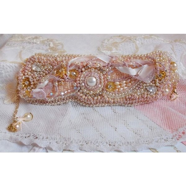 Pulseira em pó de arroz bordada com pérolas cultivadas em água doce, pérolas, contas de sementes e cristais Swarovski