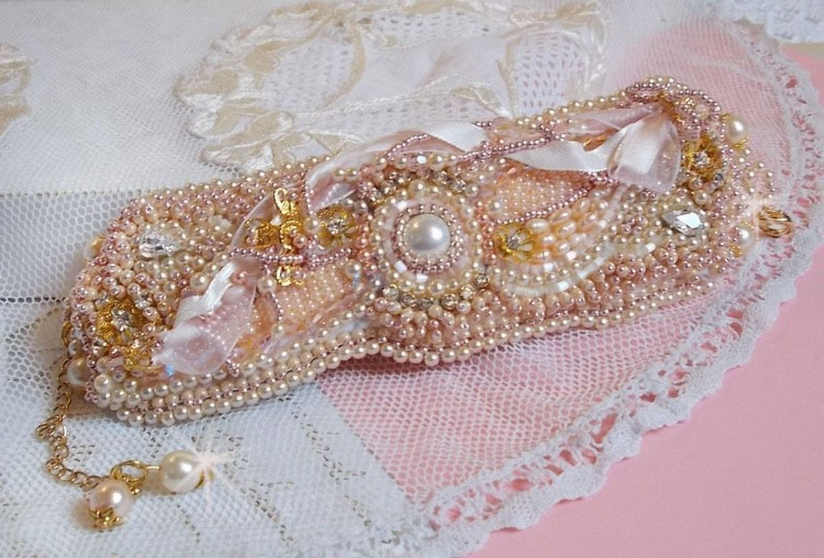 Pulseira em pó de arroz bordada com pérolas cultivadas em água doce, pérolas, contas de sementes e cristais Swarovski
