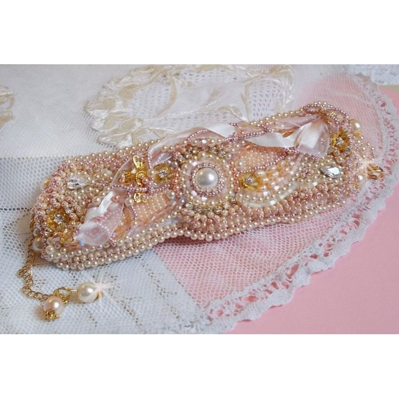 Pulseira em pó de arroz bordada com pérolas cultivadas em água doce, pérolas, contas de sementes e cristais Swarovski