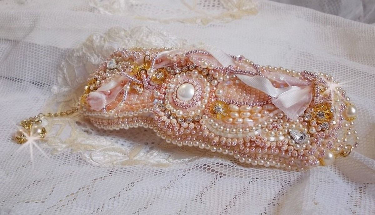Pulseira em pó de arroz bordada com pérolas cultivadas em água doce, pérolas, contas de sementes e cristais Swarovski