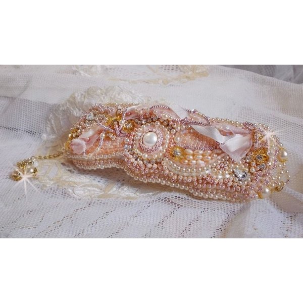 Pulseira em pó de arroz bordada com pérolas cultivadas em água doce, pérolas, contas de sementes e cristais Swarovski
