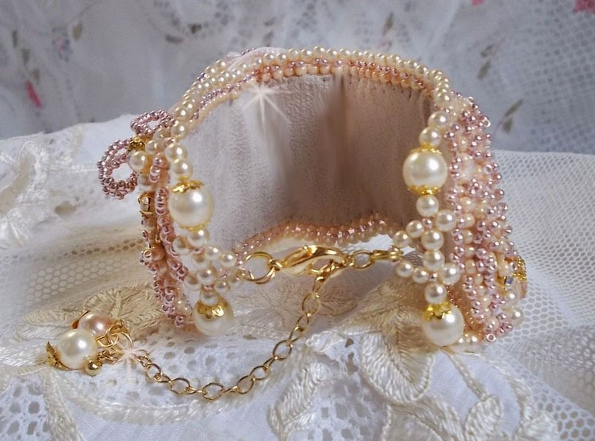 Pulseira em pó de arroz bordada com pérolas cultivadas em água doce, pérolas, contas de sementes e cristais Swarovski