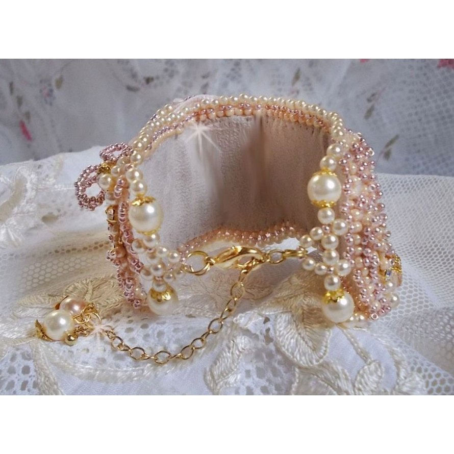 Pulseira em pó de arroz bordada com pérolas cultivadas em água doce, pérolas, contas de sementes e cristais Swarovski