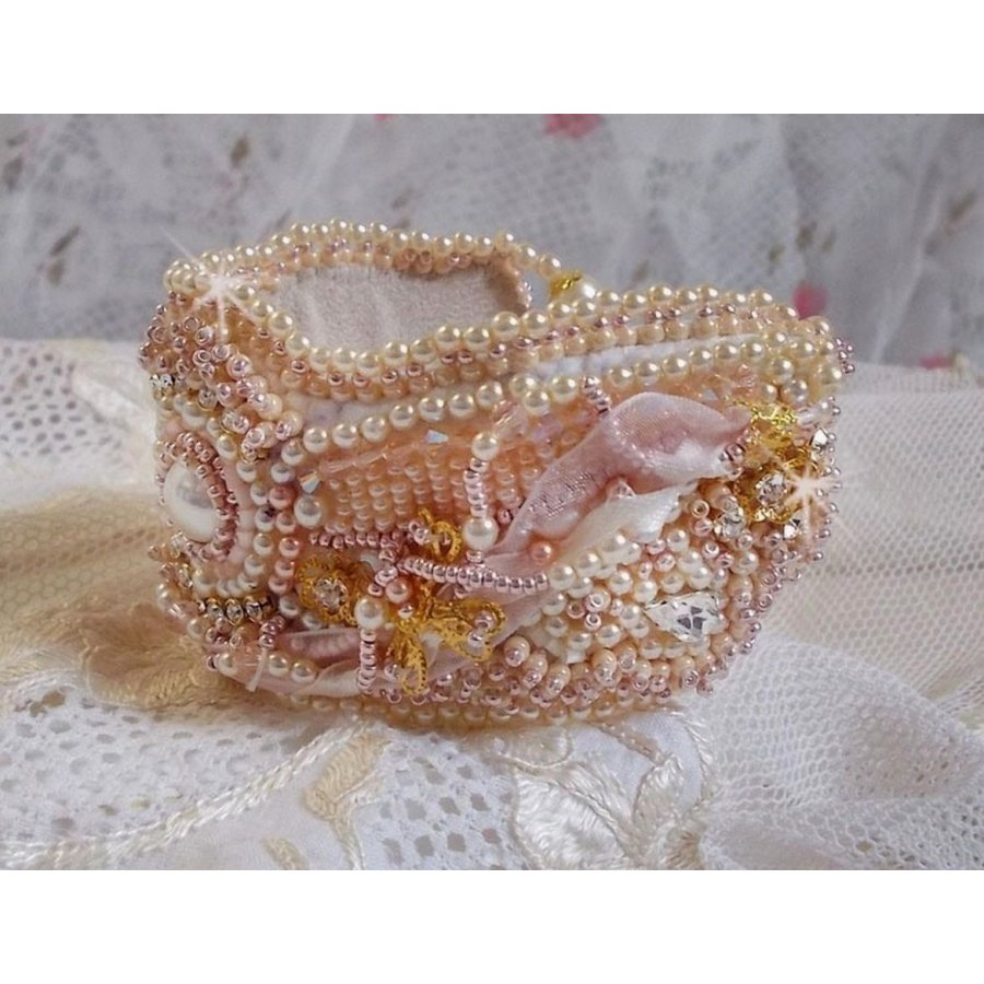 Pulseira em pó de arroz bordada com pérolas cultivadas em água doce, pérolas, contas de sementes e cristais Swarovski