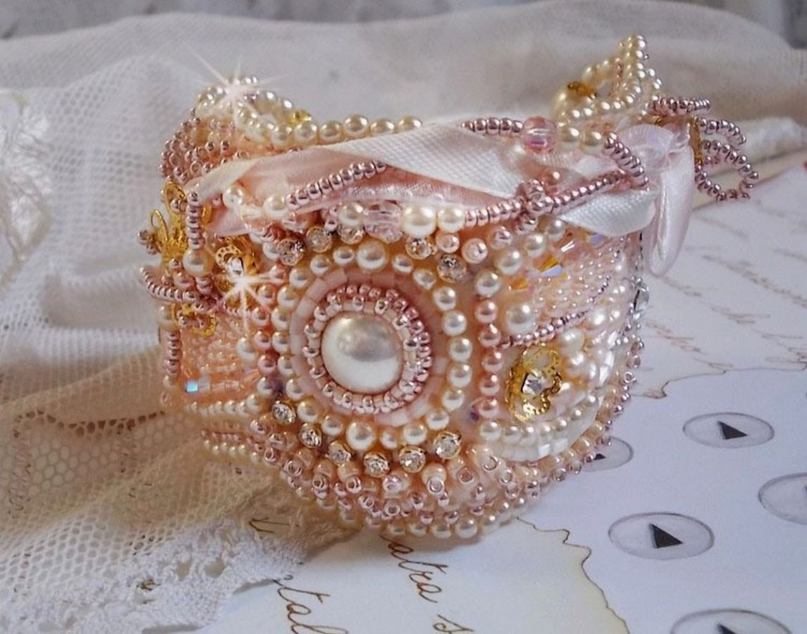 Pulseira em pó de arroz bordada com pérolas cultivadas em água doce, pérolas, contas de sementes e cristais Swarovski