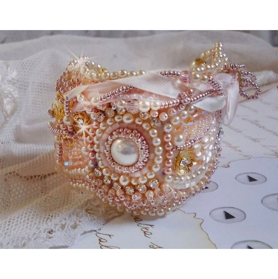 Pulseira em pó de arroz bordada com pérolas cultivadas em água doce, pérolas, contas de sementes e cristais Swarovski