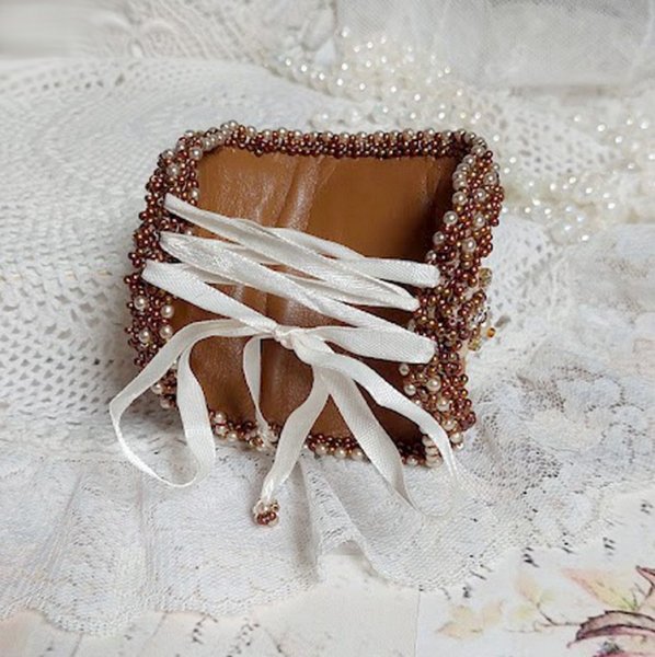 Reflets de Rosée cuff bracelete bordada com pérolas, cristais Swarovski, contas de sementes e renda antiga