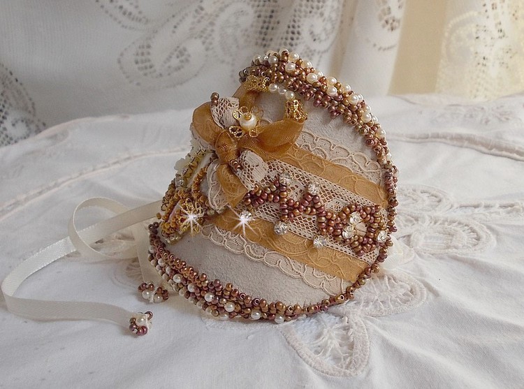 Reflets de Rosée cuff bracelete bordada com pérolas, cristais Swarovski, contas de sementes e renda antiga