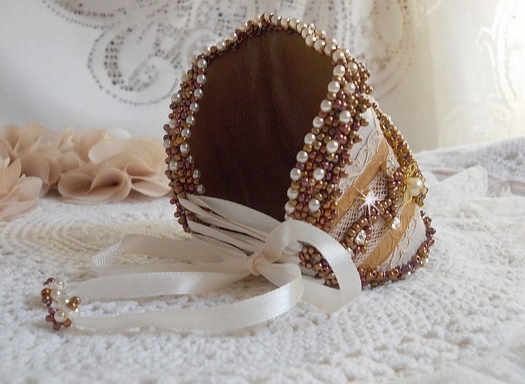 Reflets de Rosée cuff bracelete bordada com pérolas, cristais Swarovski, contas de sementes e renda antiga