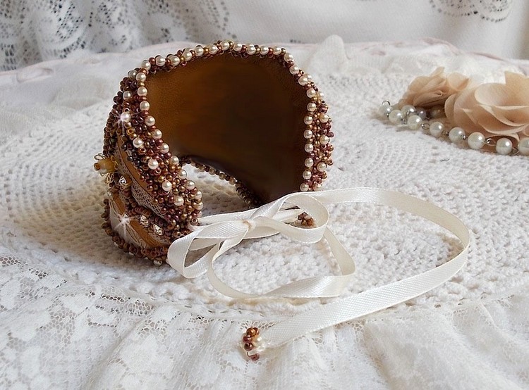 Reflets de Rosée cuff bracelete bordada com pérolas, cristais Swarovski, contas de sementes e renda antiga