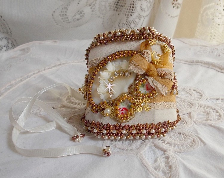 Reflets de Rosée cuff bracelete bordada com pérolas, cristais Swarovski, contas de sementes e renda antiga