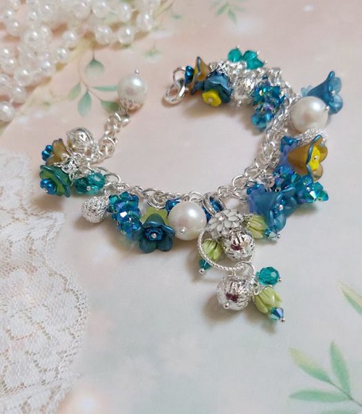 Bracelet Regard Scintillant avec fleurs frosted, clochettes verres, rondes r&eacute;sines, breloques et perles Cristal Swarovski