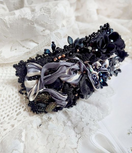 Bracelet Souvenir de Bal manchette brod&eacute; avec perles verres, ruban soie, dentelle, fleurs, argent 925 et Perles Cristal 