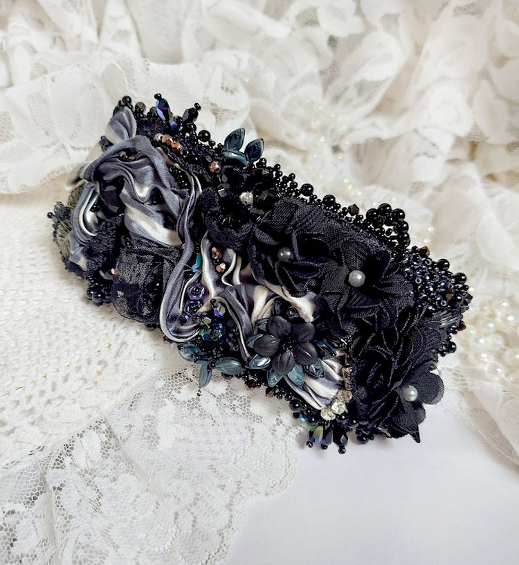 Bracelet Souvenir de Bal manchette brod&eacute; avec perles verres, ruban soie, dentelle, fleurs, argent 925 et Perles Cristal 