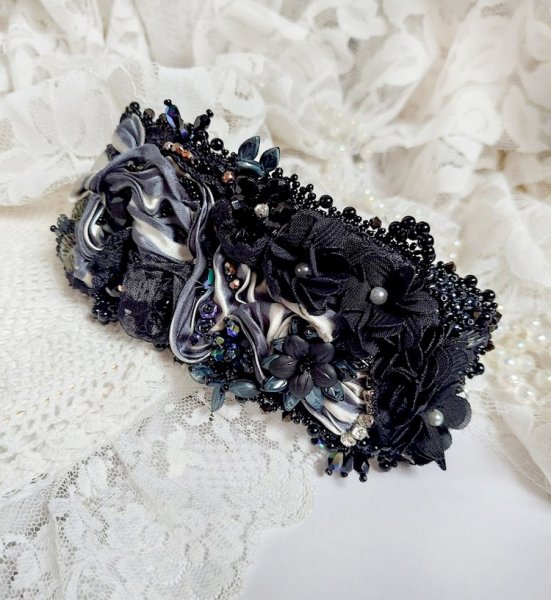 Bracelet Souvenir de Bal manchette brod&eacute; avec perles verres, ruban soie, dentelle, fleurs, argent 925 et Perles Cristal 