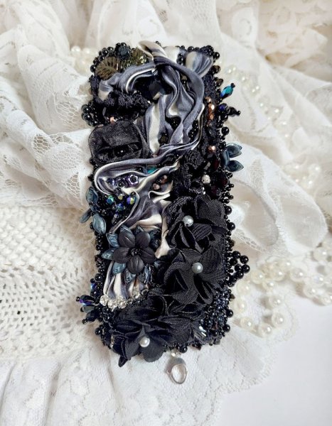 Bracelet Souvenir de Bal manchette brod&eacute; avec perles verres, ruban soie, dentelle, fleurs, argent 925 et Perles Cristal 