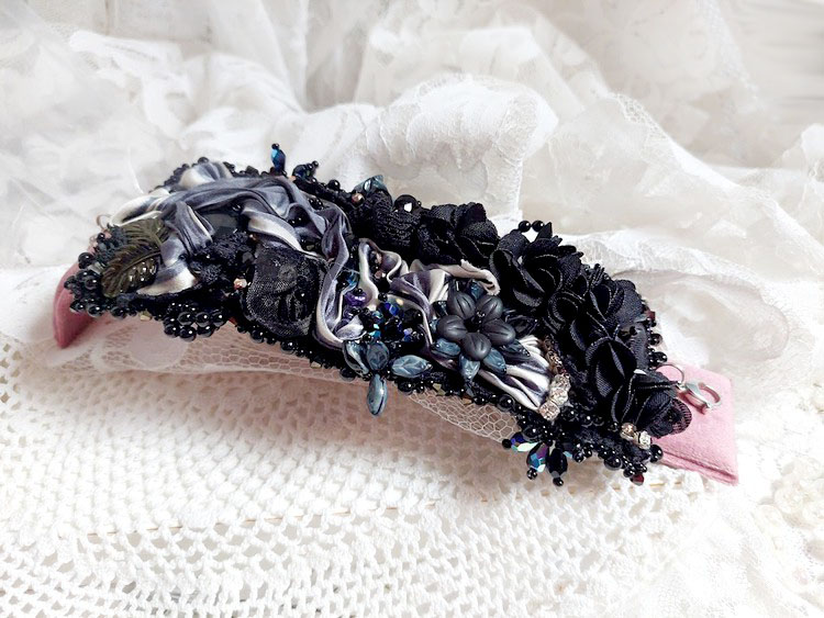 Bracelet Souvenir de Bal manchette brod&eacute; avec perles verres, ruban soie, dentelle, fleurs, argent 925 et Perles Cristal 