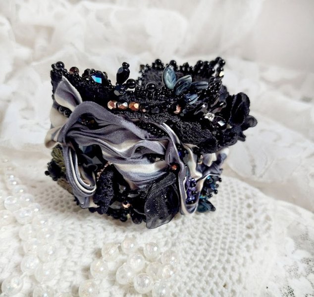 Bracelet Souvenir de Bal manchette brod&eacute; avec perles verres, ruban soie, dentelle, fleurs, argent 925 et Perles Cristal 