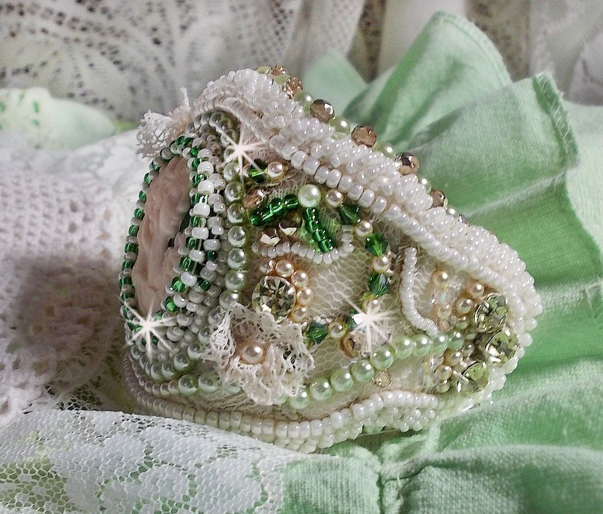 Pulseira de sedução com renda, cabochon de resina vitoriana, facetas e missangas de sementes