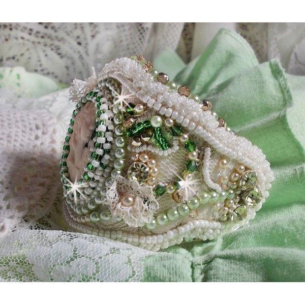 Pulseira de sedu&ccedil;&atilde;o com renda, cabochon de resina vitoriana, facetas e missangas de sementes