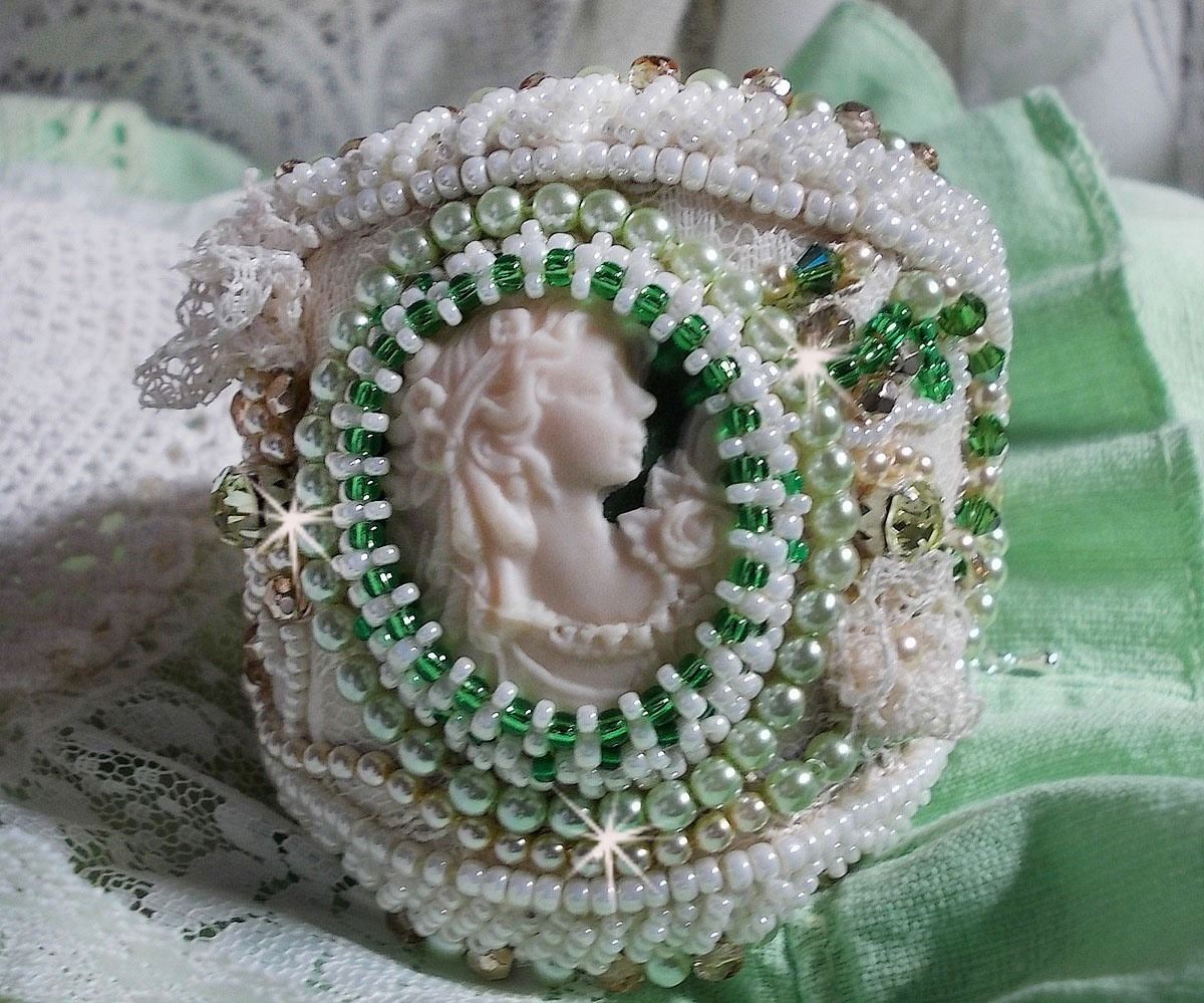 Pulseira de sedução com renda, cabochon de resina vitoriana, facetas e missangas de sementes