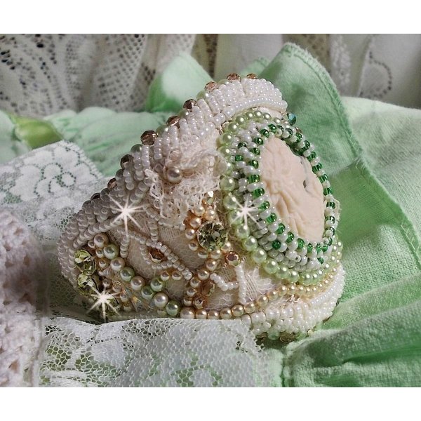 Pulseira de sedu&ccedil;&atilde;o com renda, cabochon de resina vitoriana, facetas e missangas de sementes