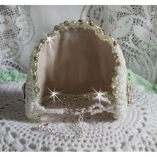 Pulseira de sedu&ccedil;&atilde;o com renda, cabochon de resina vitoriana, facetas e missangas de sementes