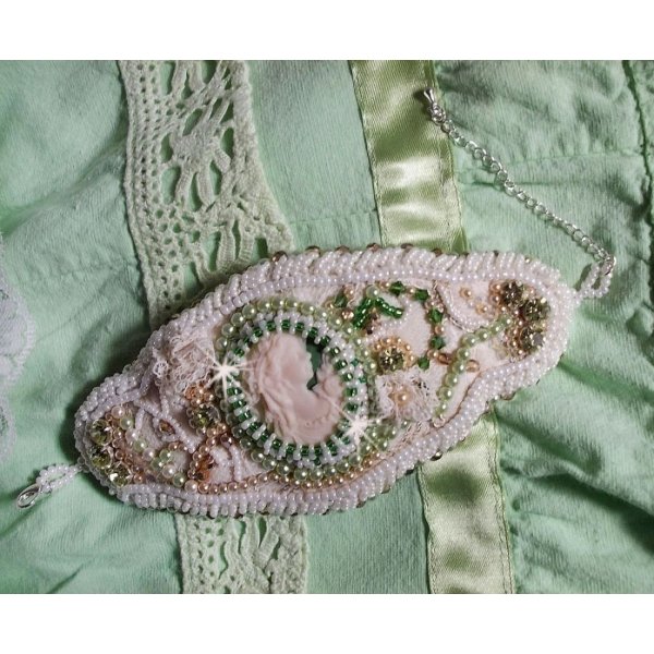 Pulseira de sedu&ccedil;&atilde;o com renda, cabochon de resina vitoriana, facetas e missangas de sementes