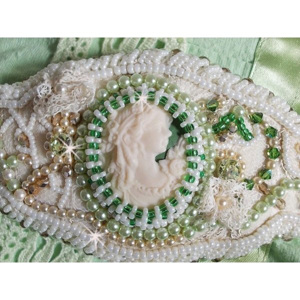 Pulseira de sedu&ccedil;&atilde;o com renda, cabochon de resina vitoriana, facetas e missangas de sementes