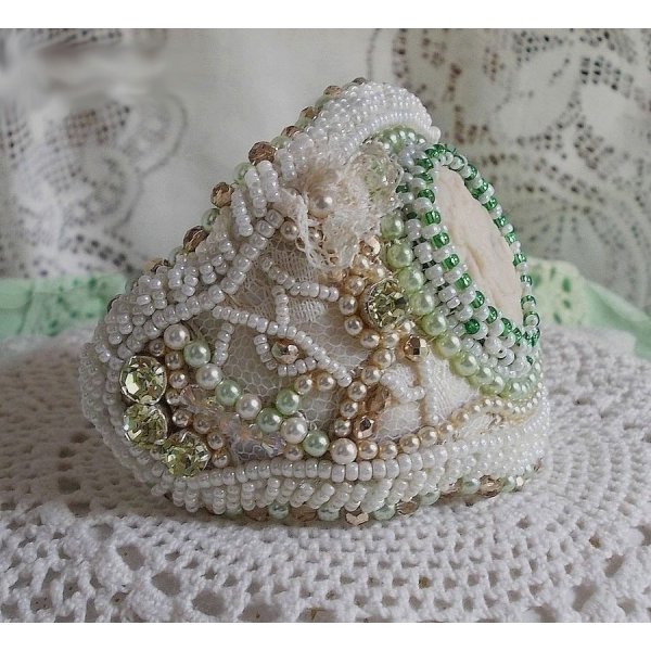 Pulseira de sedu&ccedil;&atilde;o com renda, cabochon de resina vitoriana, facetas e missangas de sementes