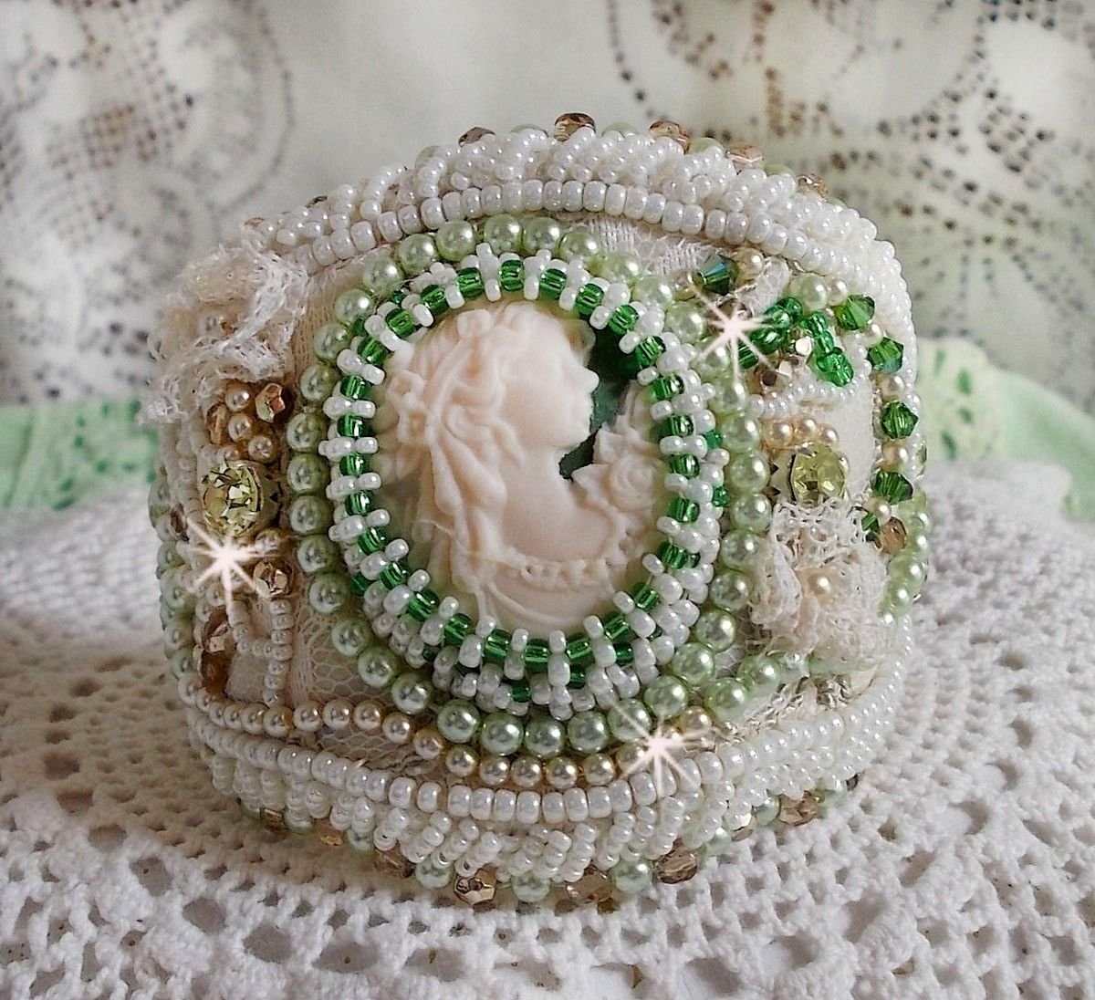 Pulseira de sedução com renda, cabochon de resina vitoriana, facetas e missangas de sementes