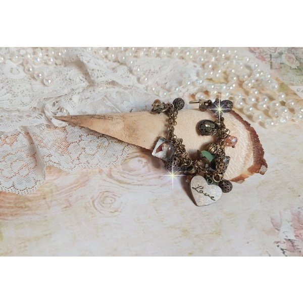 Bracelet Temps d&rsquo;une Folie avec breloques : c&oelig;ur, perles, gouttes filigran&eacute;es, fleurs &eacute;maill&eacute;es, perles rondes, cabochons carr&eacute;s et perles rondes en Verre. Mont&eacute;s sur cha&icirc;nes et fermoir en T Bronze