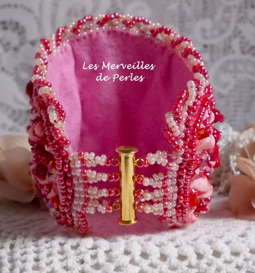 Pulseira de punho de coralie bordada com coral vermelho, rosa claro e pérolas de sementes