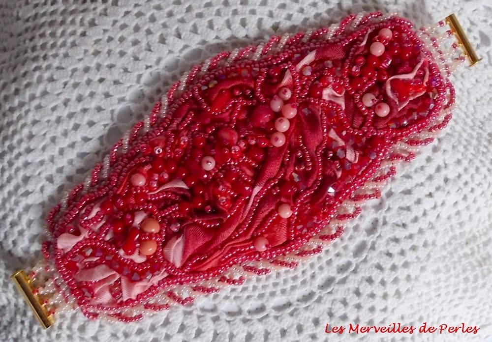Pulseira de punho de coralie bordada com coral vermelho, rosa claro e pérolas de sementes