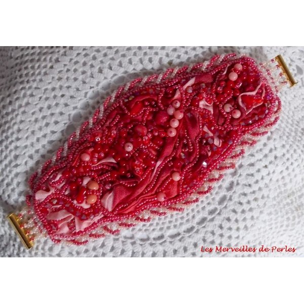 Pulseira de punho de coralie bordada com coral vermelho, rosa claro e pérolas de sementes