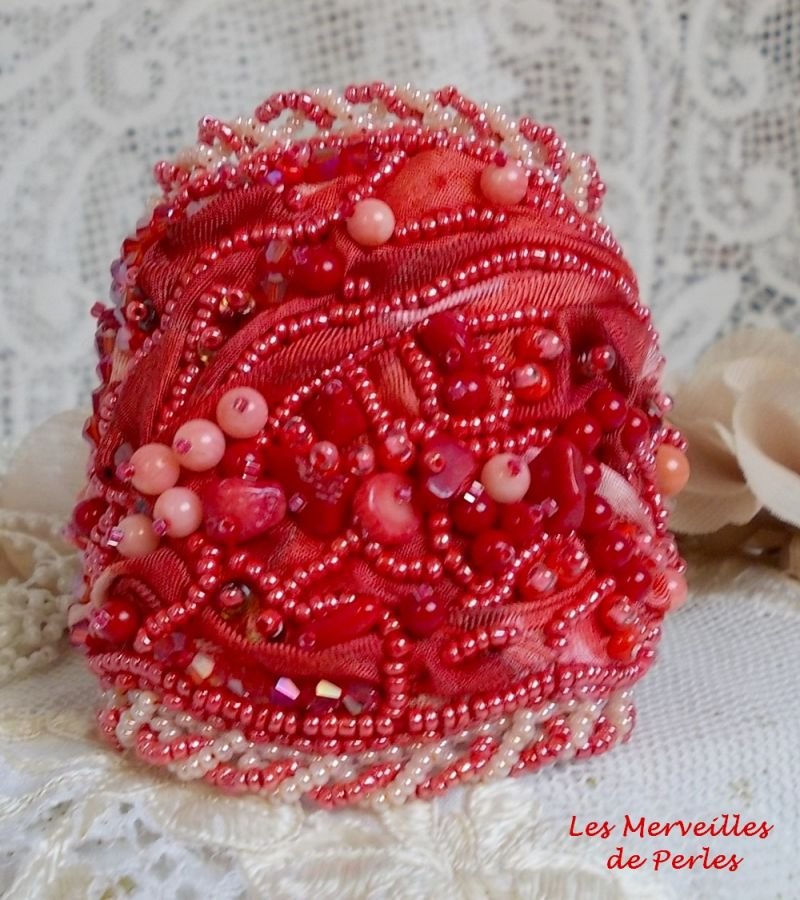 Pulseira de punho de coralie bordada com coral vermelho, rosa claro e pérolas de sementes