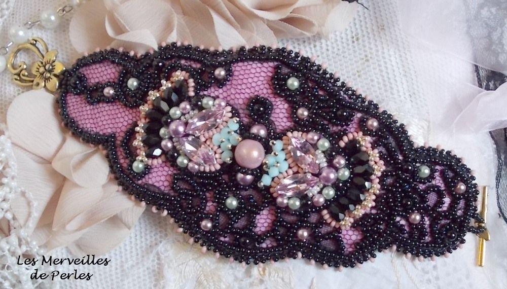 Pulseira de punho de marquesa bordada com cristais Swarovski, renda preta antiga de 1950, pérolas de água doce e pérolas de sementes