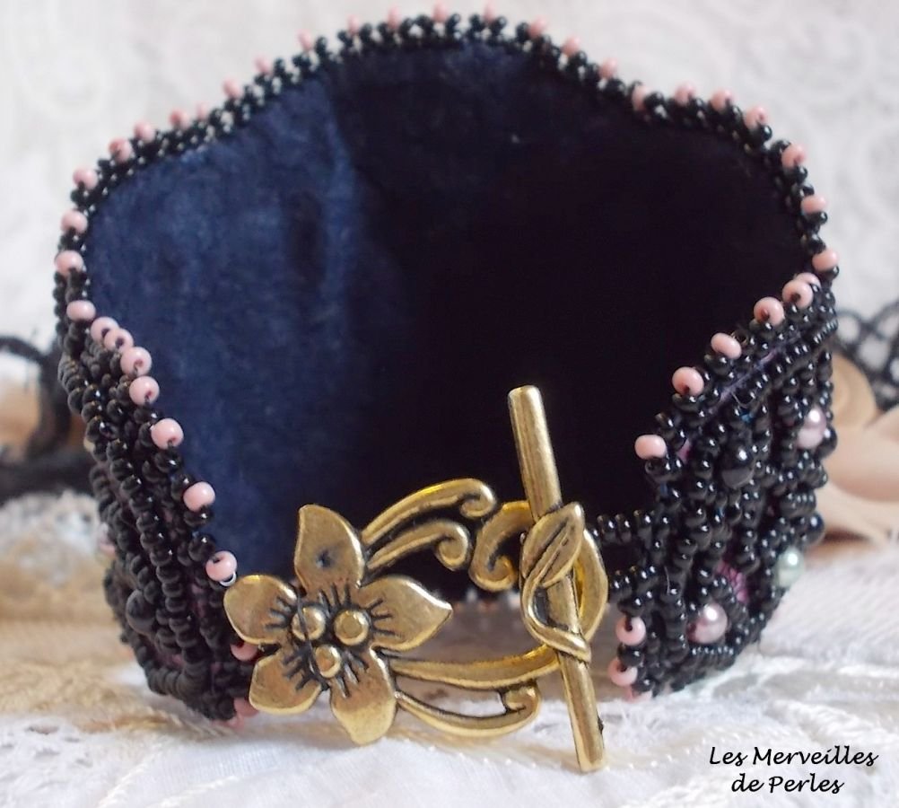 Pulseira de punho de marquesa bordada com cristais Swarovski, renda preta antiga de 1950, pérolas de água doce e pérolas de sementes